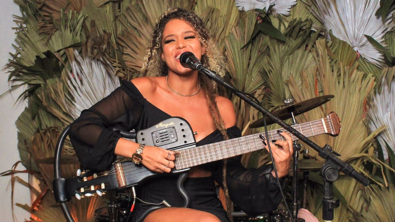 Annyria Wailer canta no palco do MULTI Open Shopping nesta sexta-feira 24 de junho
