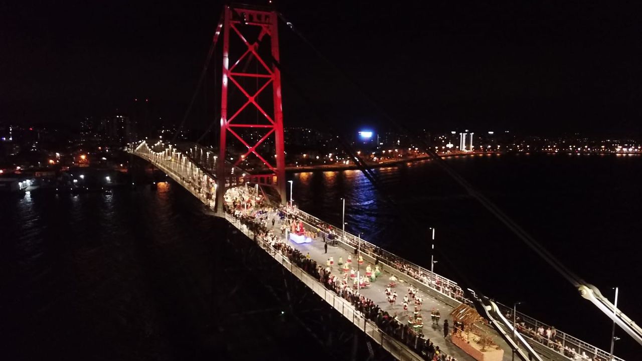 Desfile De Natal Hist Rico Na Ponte Herc Lio Luz Emociona P Blico Em