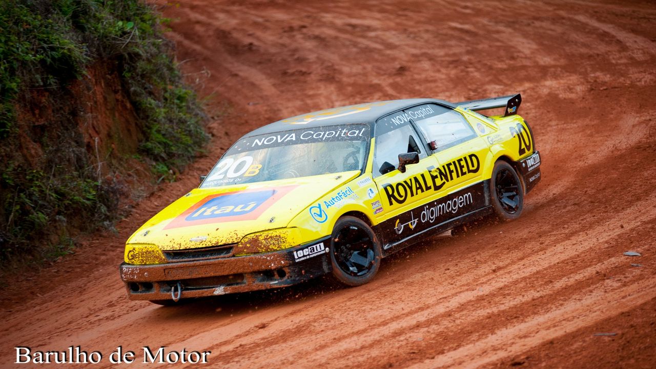 Carros De Corrida Antigos Dos Anos 60 Grande Competição Em Grupo Em  Formação De Pista, Volta Com Imagem Editorial - Imagem de velho, porquinho:  231610660