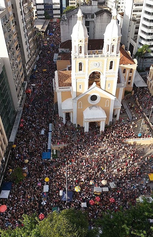 Sábado de Carnaval em Florianópolis reúne 400 mil pessoas no Centro