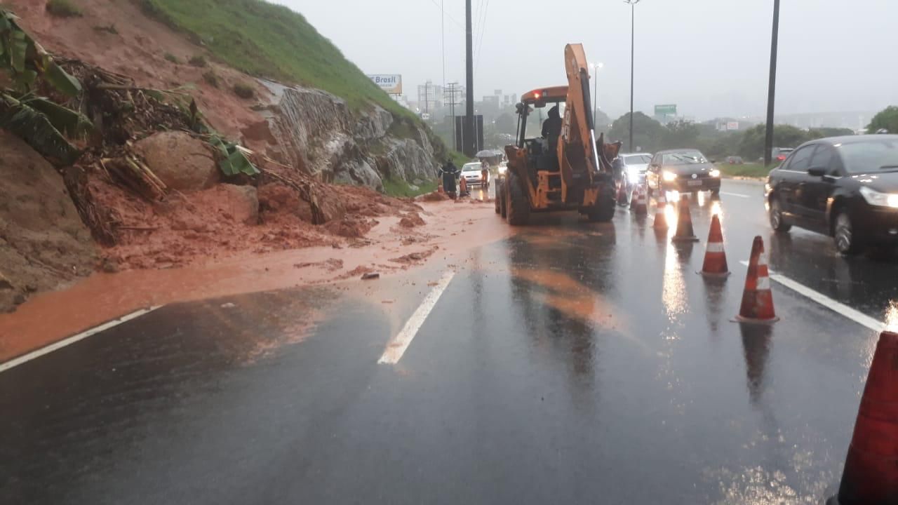 Chuva Causa Deslizamento De Terra Na Via Expressa Sentido BR-101, Em ...