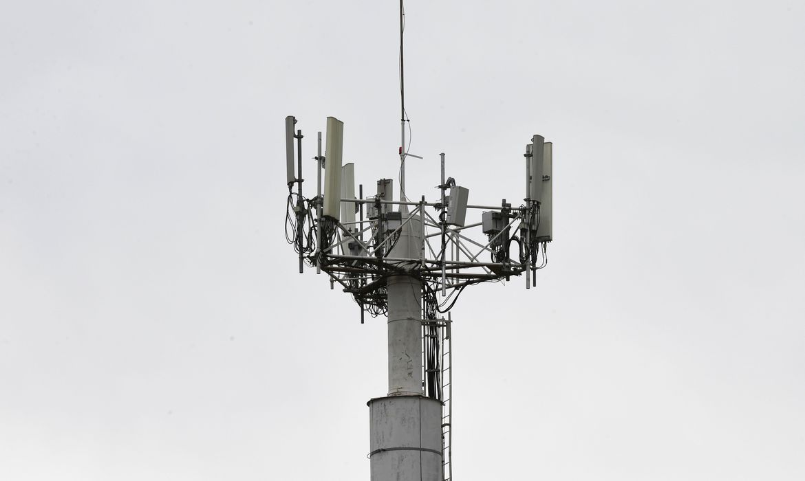 Presidente Jair Bolsonaro sanciona lei que facilita instalação de antenas 5G
