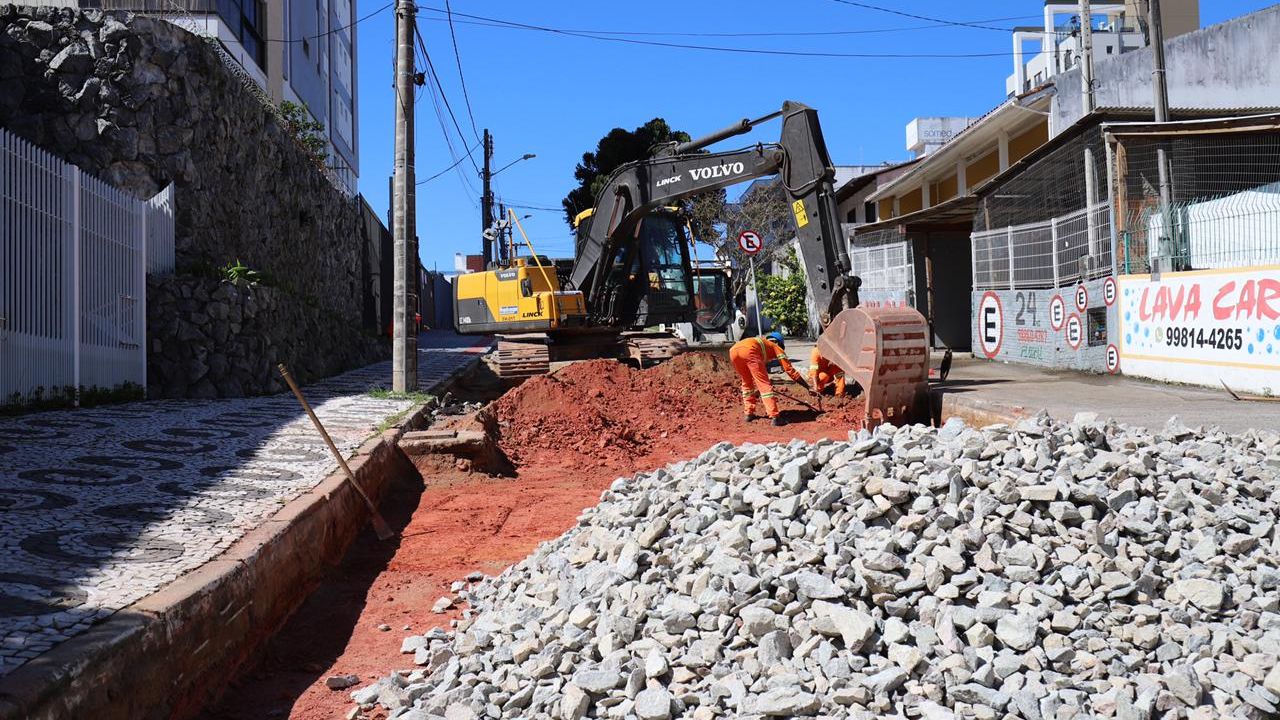 Prefeitura inicia obras na rua Alameda Heriberto Hulse, no Centro de