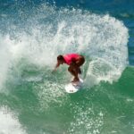 Motorista foge da PRF, invade praia em Florianópolis e passa quase duas horas na água