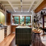 Músico Guilherme Ribeiro se apresenta na Barbearia Vip no Centro de Florianópolis