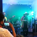 Incêndio de grandes proporções atinge galpão de recicláveis em Palhoça